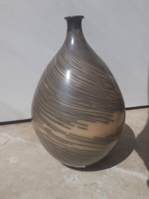 Bouteille vase en terre sigilée orangée et noir
