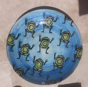 Plat grenouilles céramique peinte