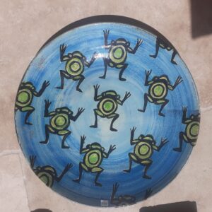 Plat grenouilles céramique peinte