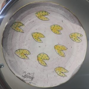 Plat mauve peint et emmaillé