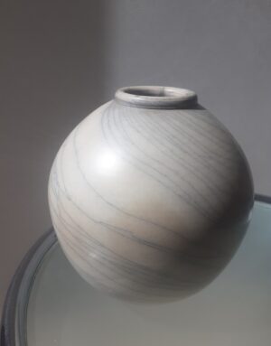 Vase blanc céramique sigillée gris veiné